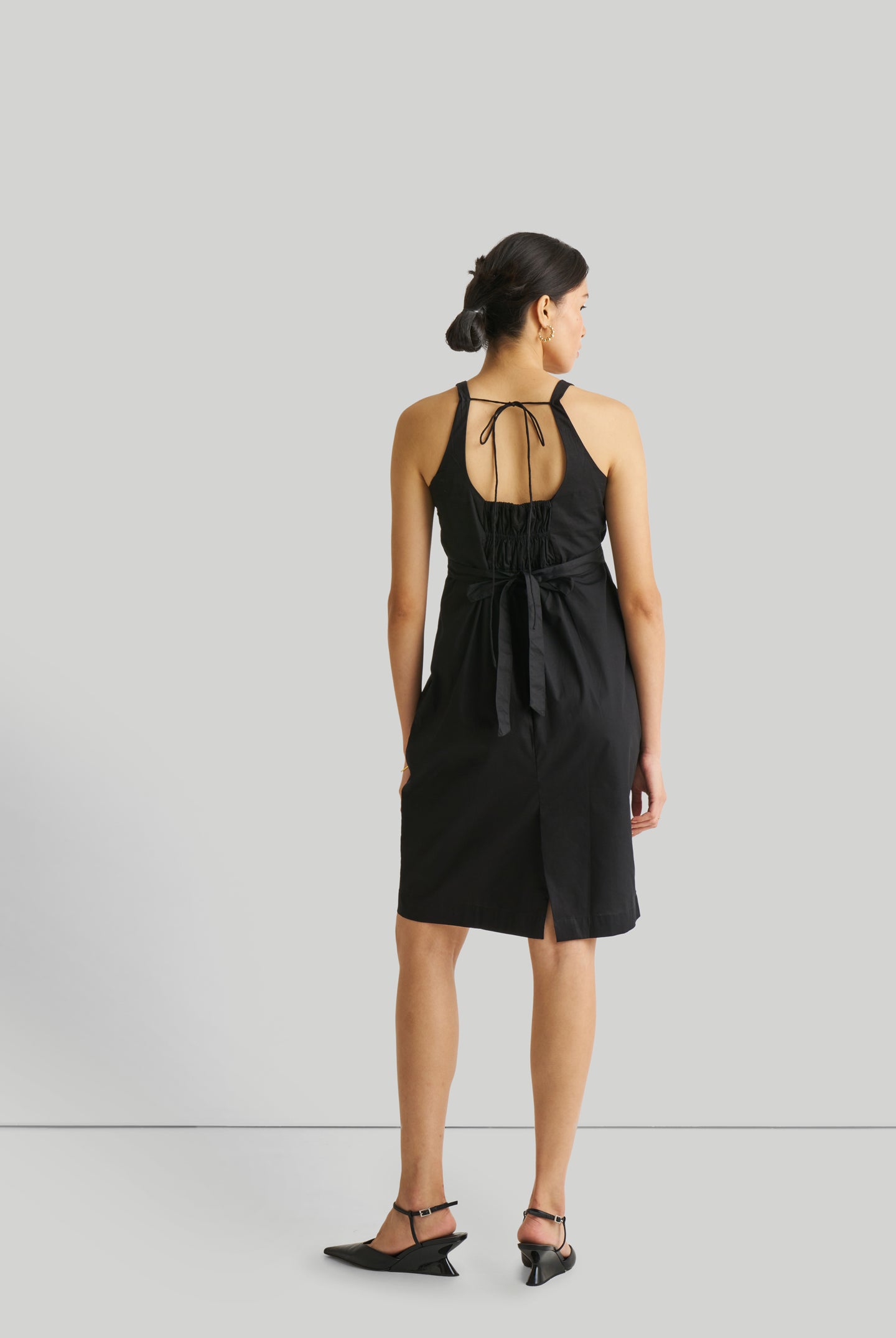 FITTEDKNEELENGTHBLACKDRESS2