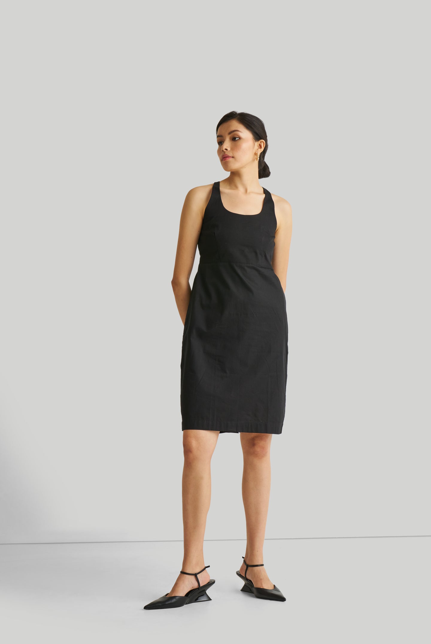 FITTEDKNEELENGTHBLACKDRESS4