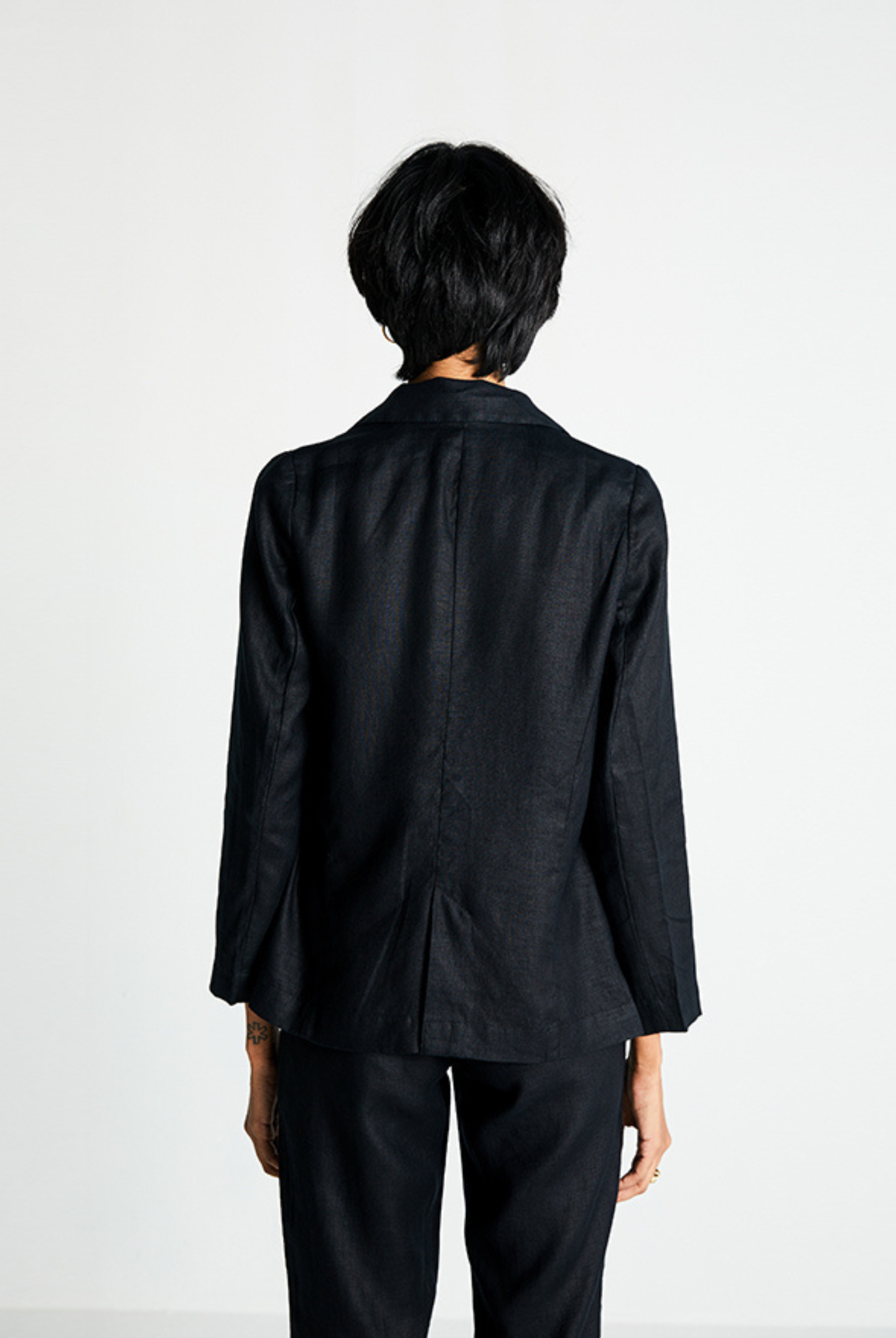 Reistor Hemp Three Piece Set in Black displayed from the rear, highlighting the structured blazer, clean tailoring and eco-friendly hemp craftsmanship.