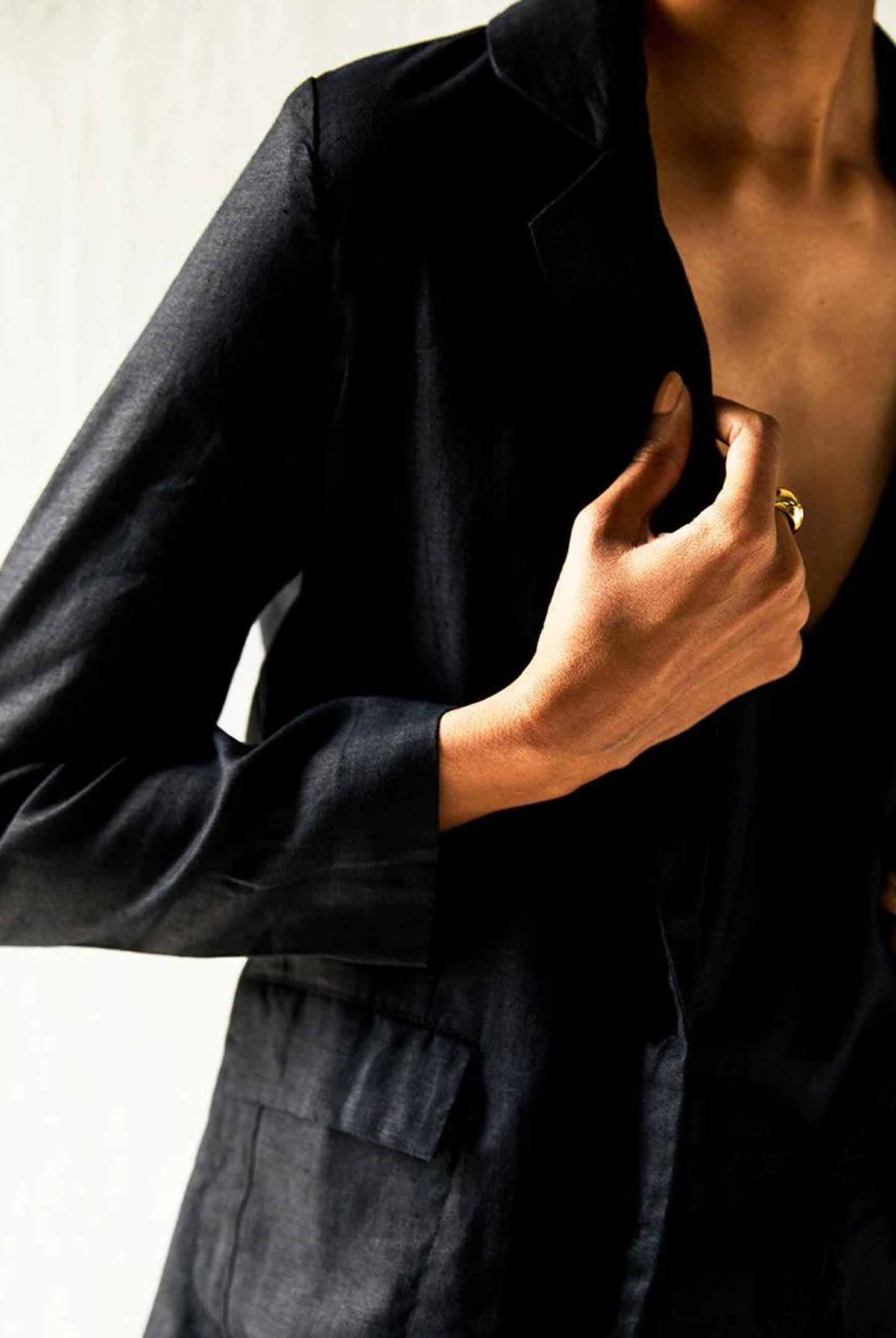 Close-up of the Reistor Hemp Three Piece Set in Black showcasing elegant lapel detailing, lightweight hemp fabric and timeless tailored sophistication.