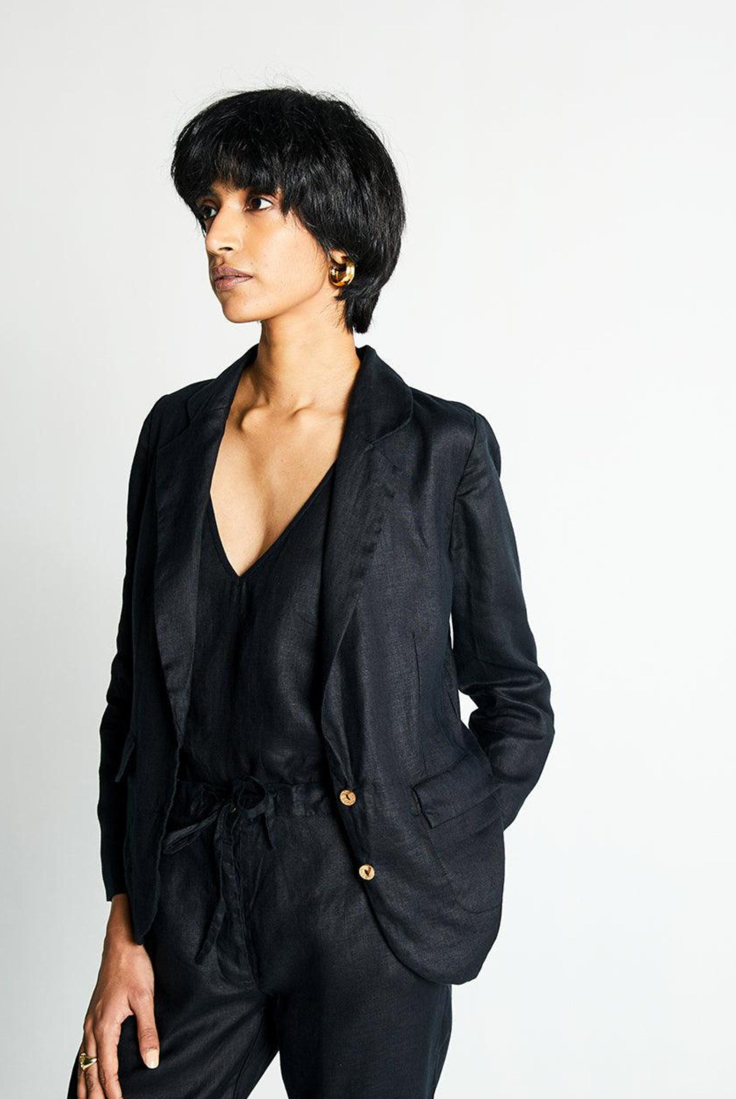 Three-quarter view of the Reistor Hemp Three Piece Set in Black, featuring a tailored hemp blazer, V-neck camisole and relaxed trousers for timeless style.
