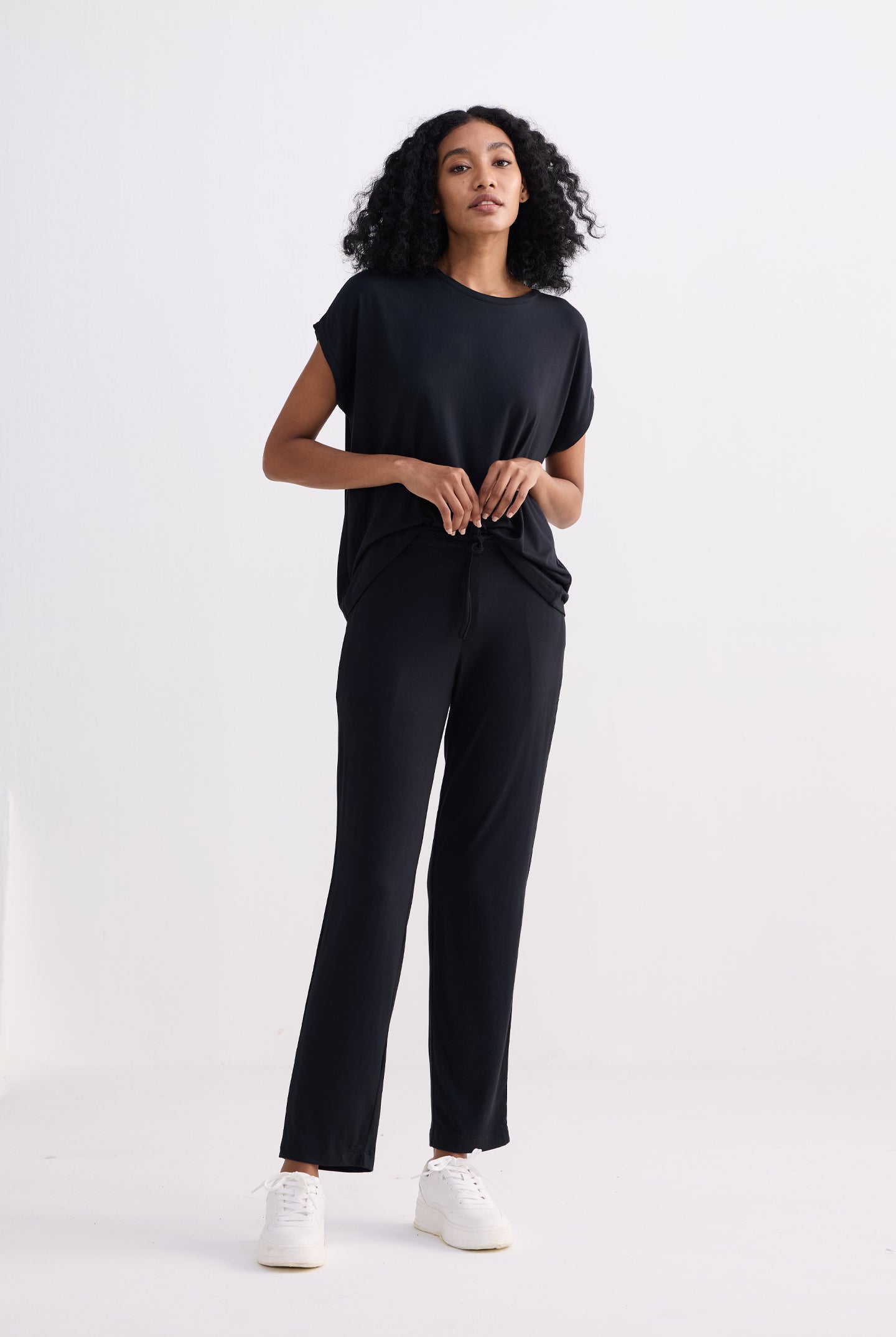 Relaxed Tee in Black Longshot