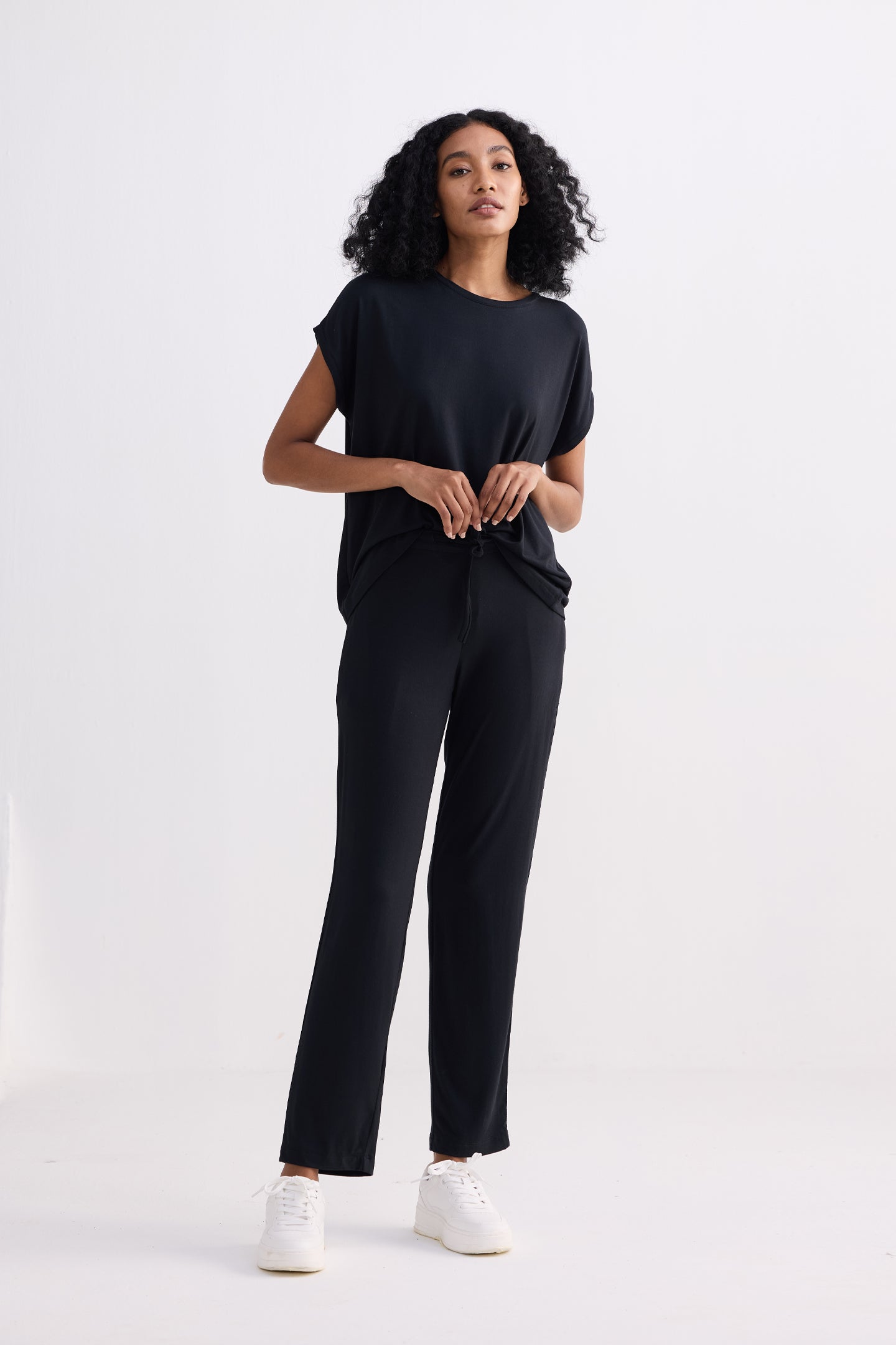 Relaxed Tee in Black Longshot