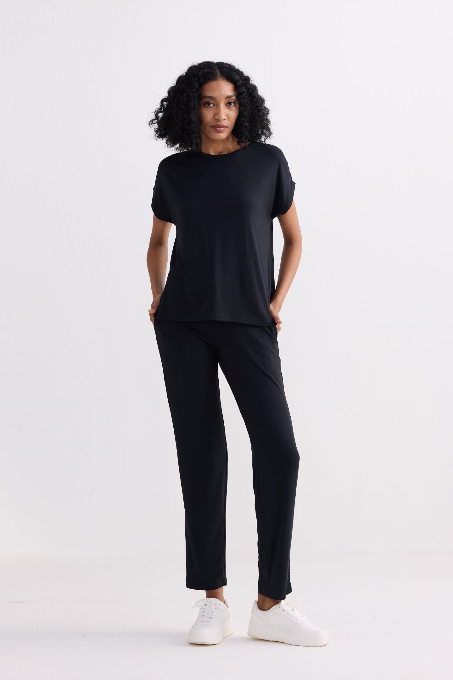 Relaxed Tee in Black Longshot