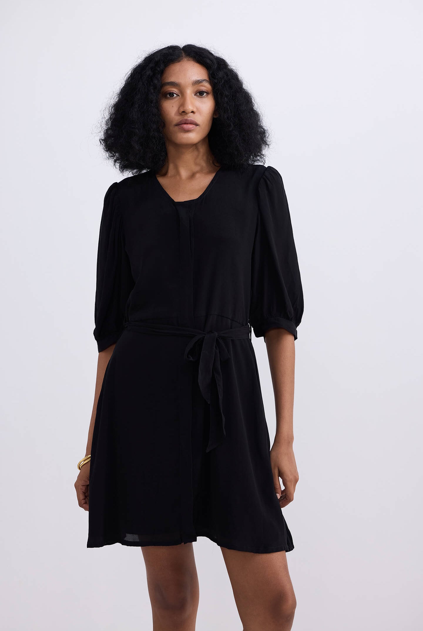 Short Dress with a Waist-tie in Black Longshot