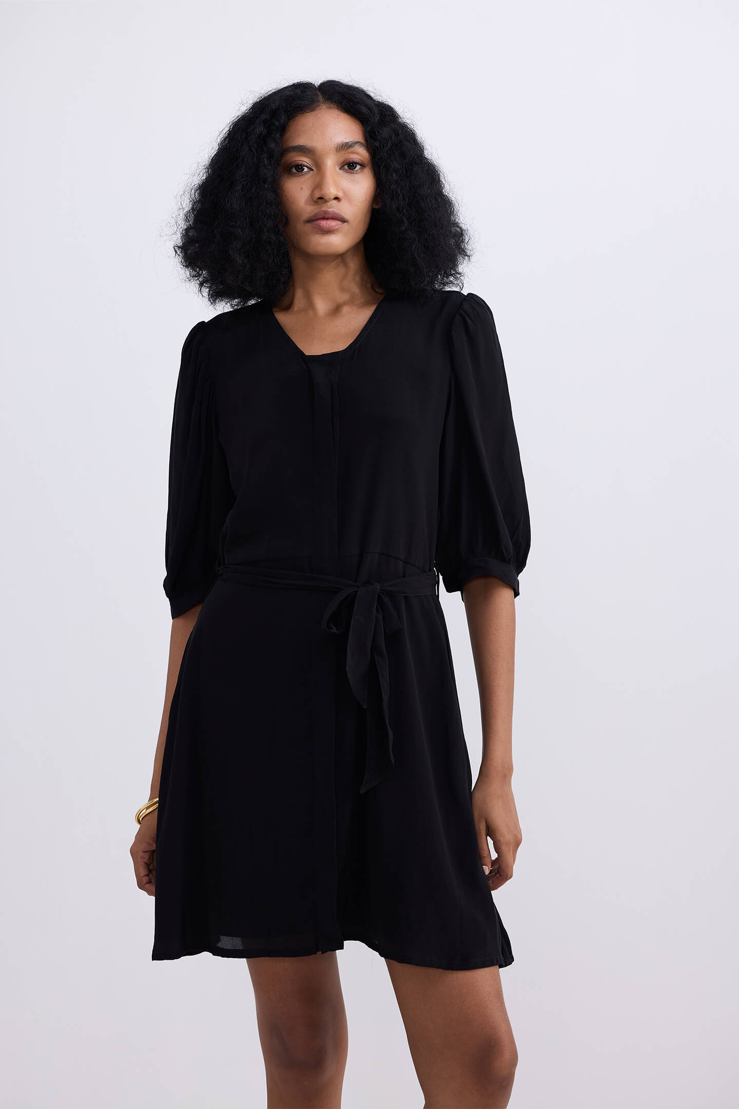Short Dress with a Waist-tie in Black Longshot