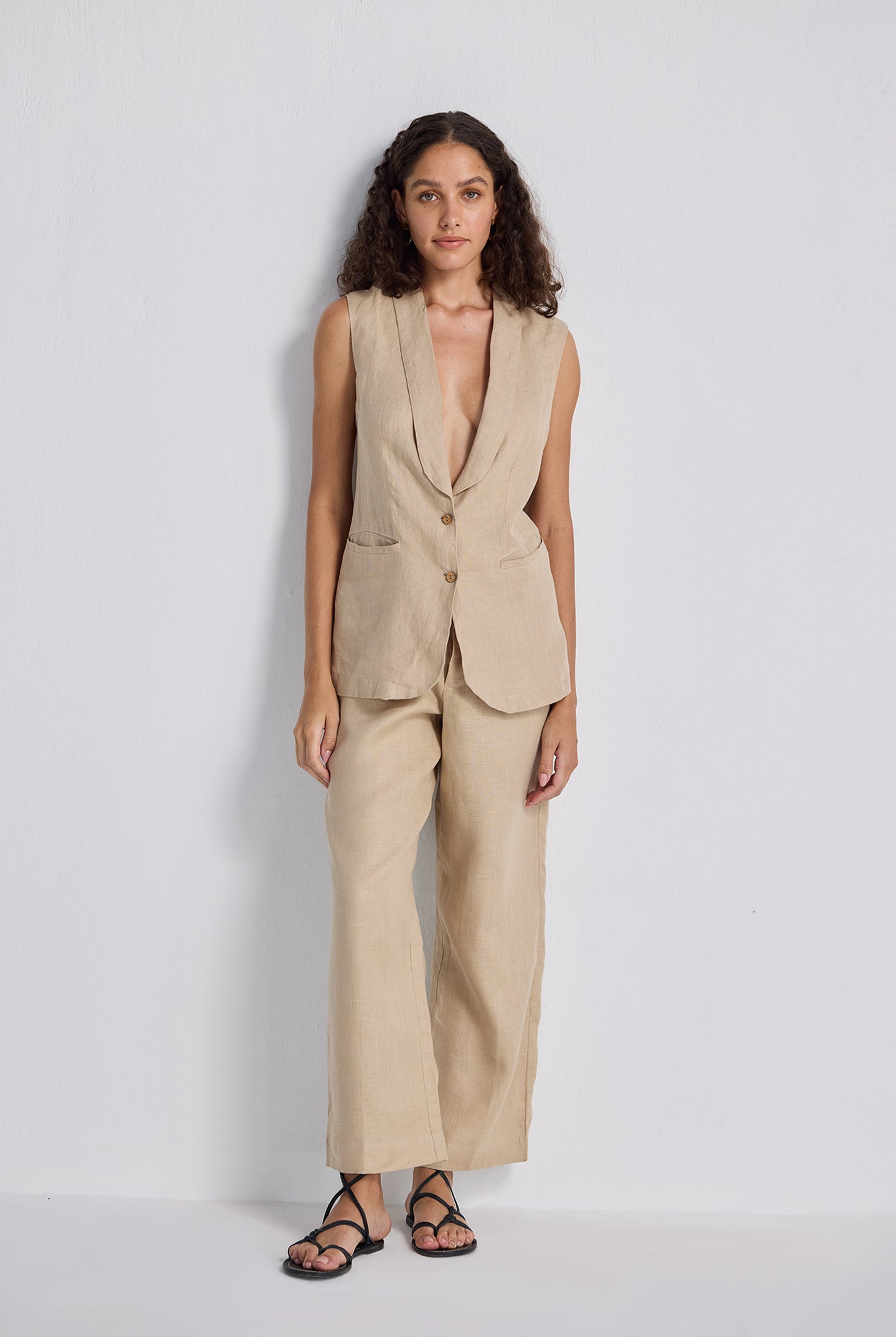 Straight-on full-length view of model wearing Reistor Sleeveless Hemp Jacket Set in natural beige, featuring a sleeveless tailored hemp jacket with button fastening paired with wide-leg hemp trousers for sustainable women’s wear.