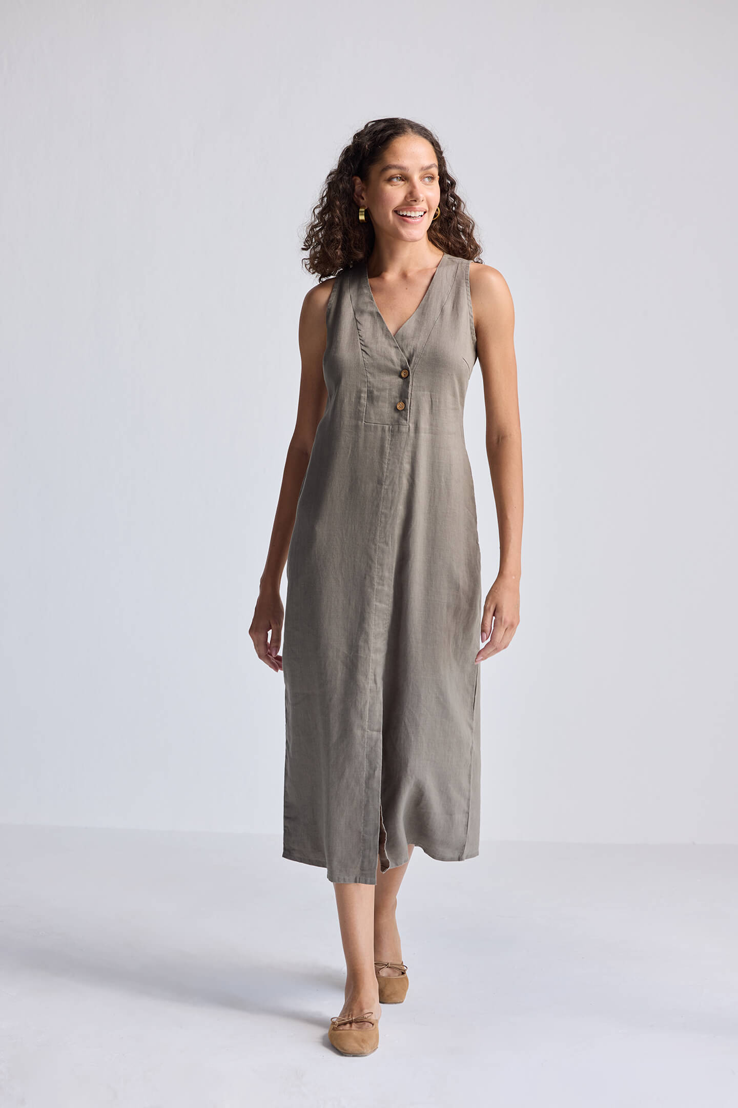 Straight Dress with Front Slit in Dark Green Hemp by reistor, featuring a sleeveless midi silhouette with a buttoned front slit, worn by a model against a neutral studio background.