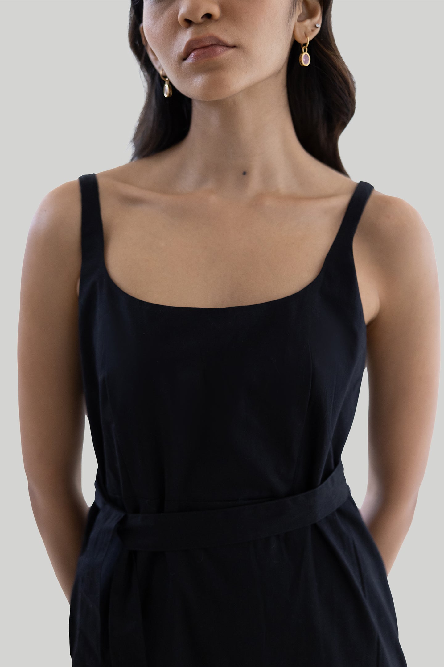 FITTEDKNEELENGTHBLACKDRESS2_d01f0af4-85a0-4724-8338-35b35c3f2bc9