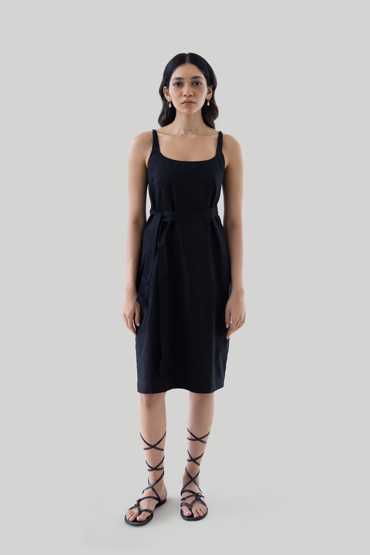 FITTEDKNEELENGTHBLACKDRESS3_7ae20693-cf16-4f55-9226-74f579bd6ca6