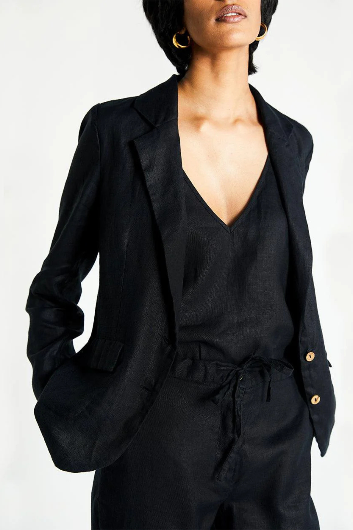Reistor Hemp Three Piece Set in Black showcasing a structured blazer, elegant V-neck top and sustainable hemp fabric for refined everyday sophistication.