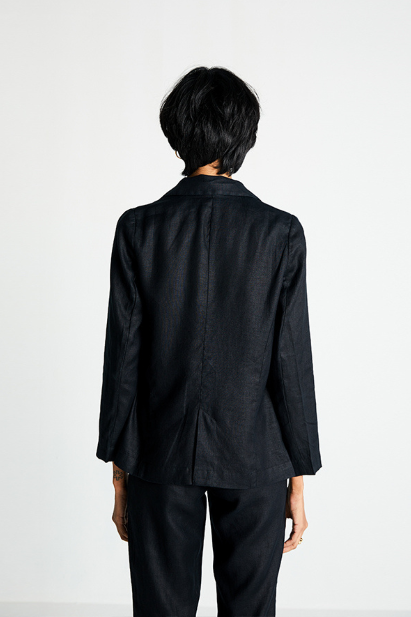 Reistor Hemp Three Piece Set in Black displayed from the rear, highlighting the structured blazer, clean tailoring and eco-friendly hemp craftsmanship.