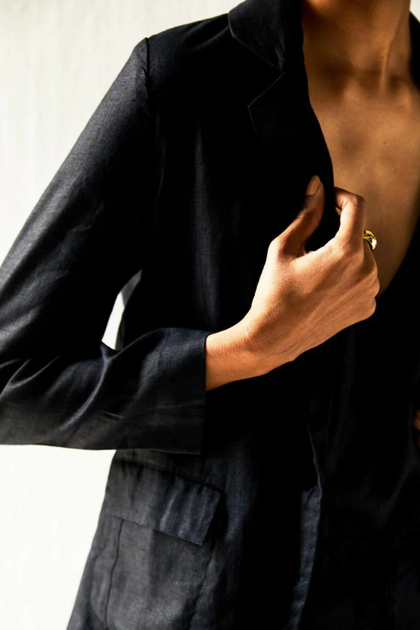 Close-up of the Reistor Hemp Three Piece Set in Black showcasing elegant lapel detailing, lightweight hemp fabric and timeless tailored sophistication.