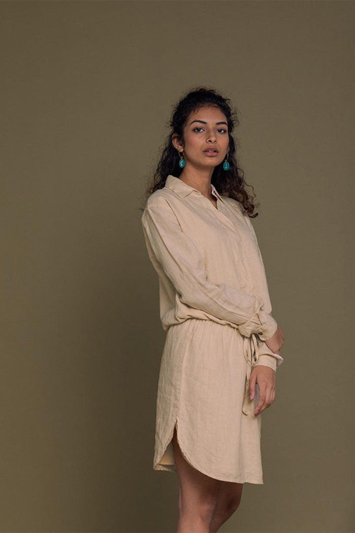 Meet me by the Cliff Dress in Neutral Beige by Reistor blends sustainable comfort with a relaxed fit, breathable fabric, and effortless everyday elegance.