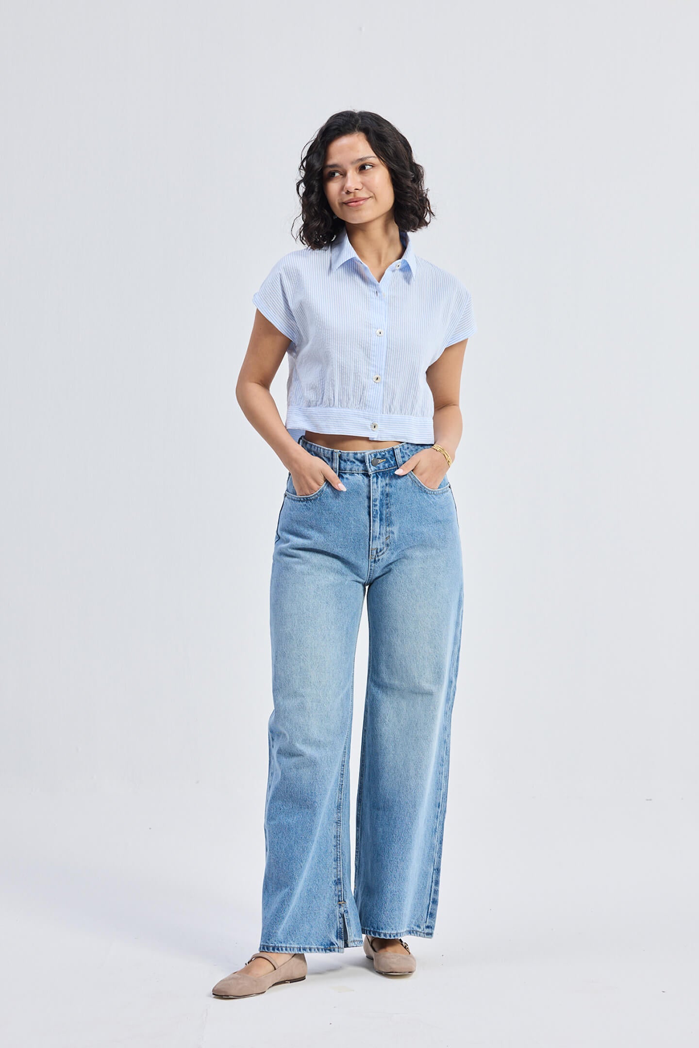Front view of the Oversized Crop Shirt in Classic Stripes by Reistor, highlighting the short sleeves, classic collar, and light blue vertical stripes.