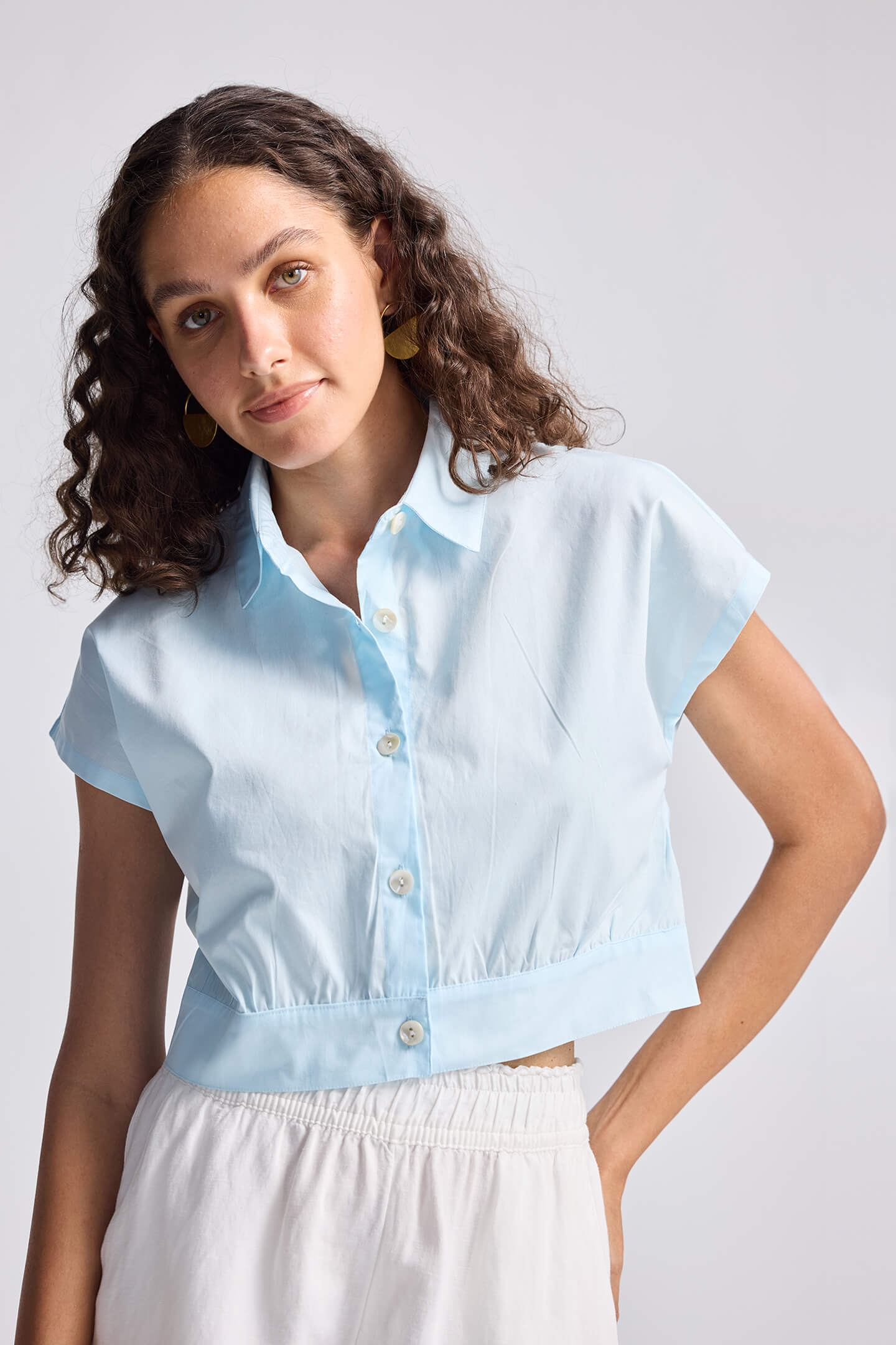 Model wearing the reistor Oversized Crop Shirt in Summer Blue, a retro-inspired 100% organic cotton button-up with a relaxed fit.