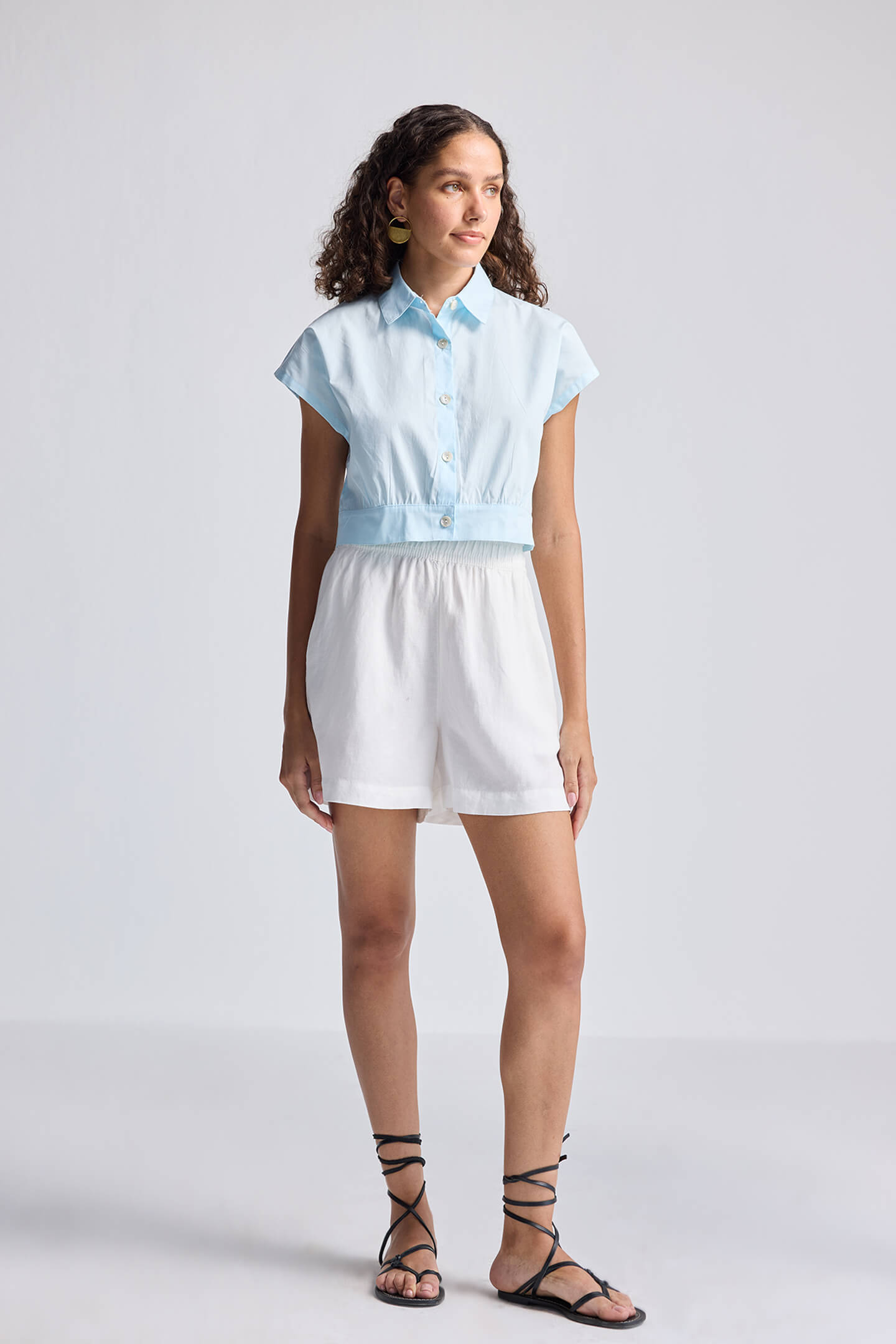 Front view of the reistor Oversized Crop Shirt in Summer Blue, a button-up organic cotton top with a relaxed, cropped fit.