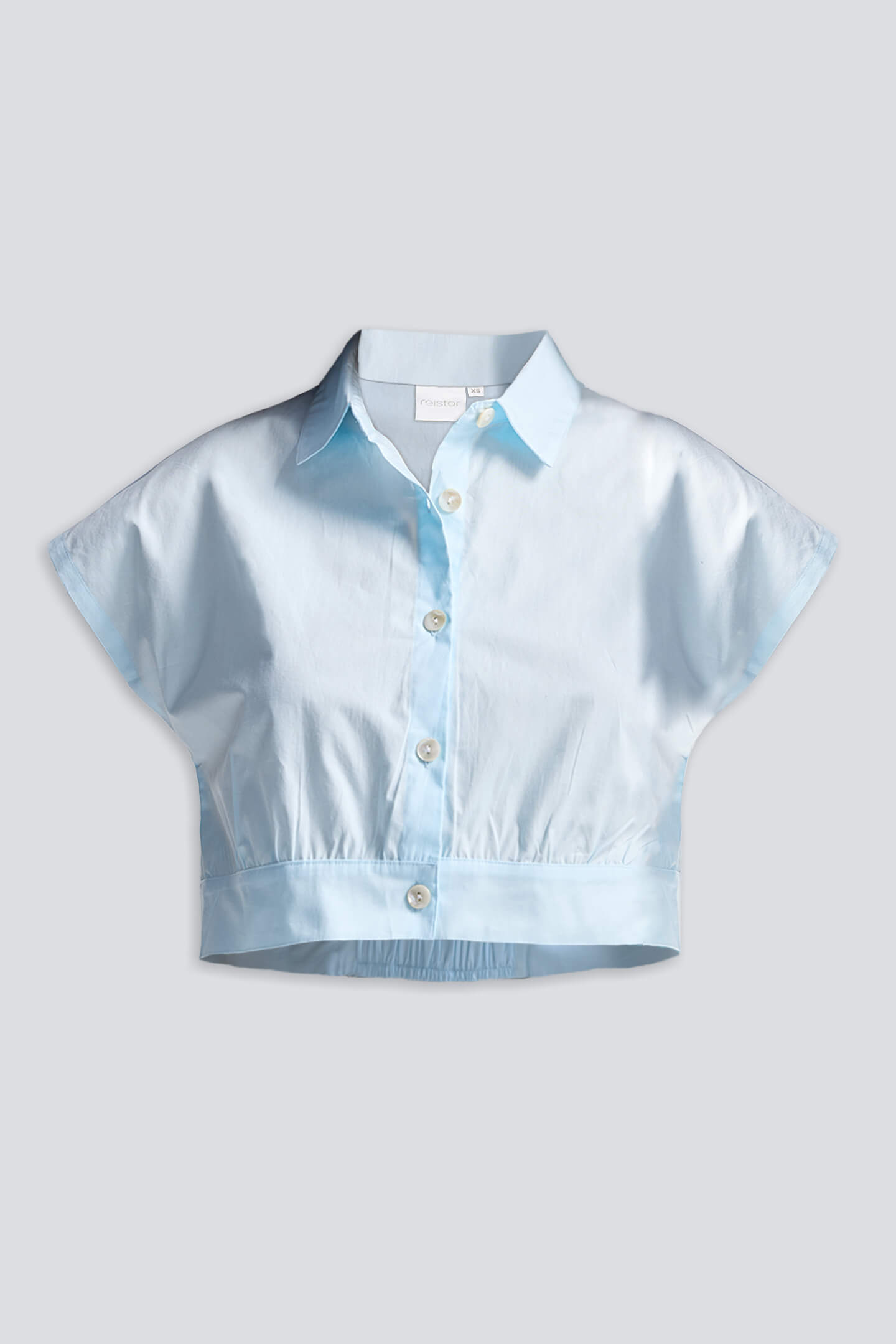 Front view of the reistor Oversized Crop Shirt in Summer Blue, a retro-inspired button-up made from 100% organic cotton.