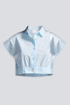 Front view of the reistor Oversized Crop Shirt in Summer Blue, a retro-inspired button-up made from 100% organic cotton.