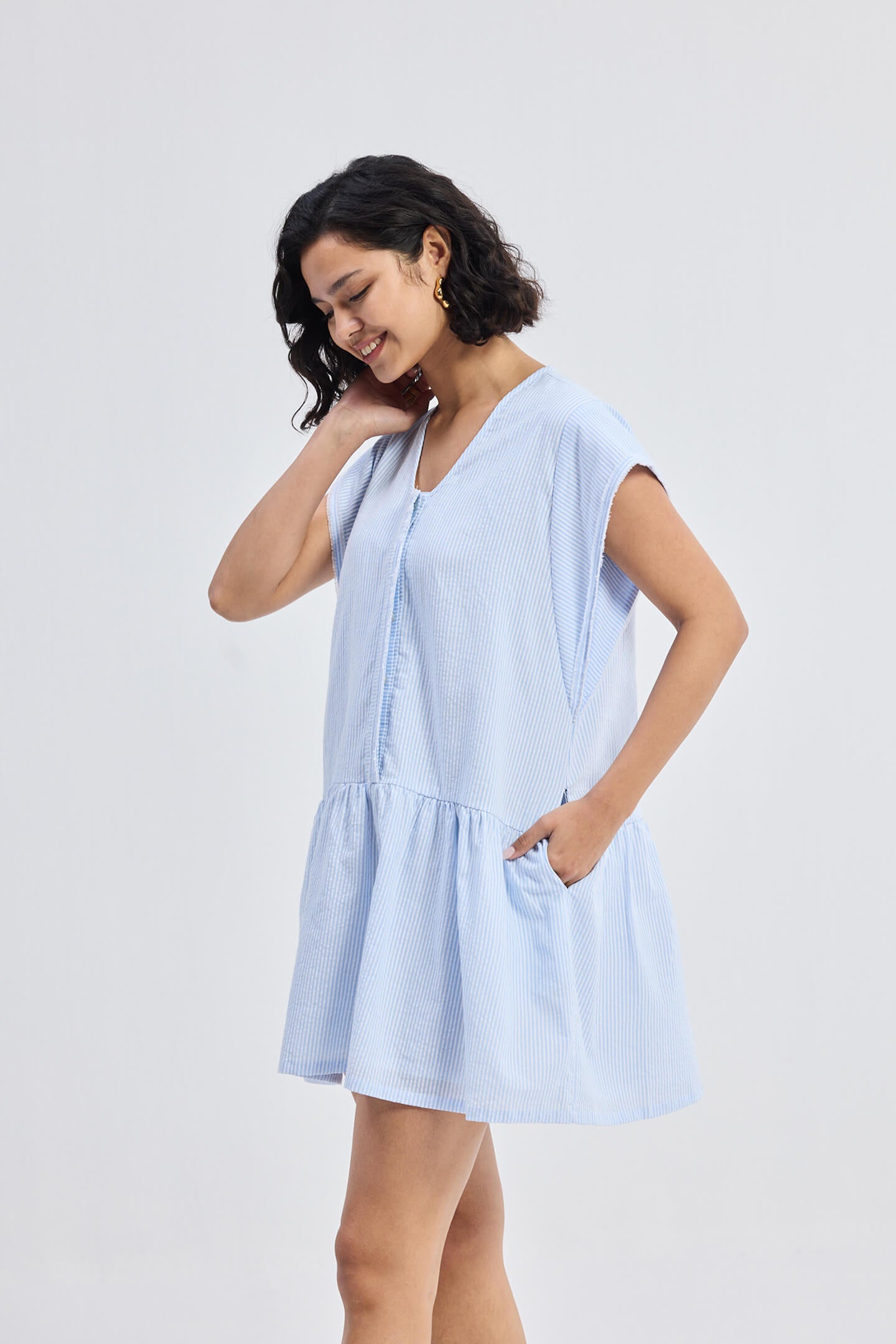 Reistor Oversized V-Neck Short Dress with Frayed Sleeves in light blue striped fabric, relaxed fit women’s summer dress with side pockets and breathable cotton look.