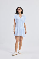 Reistor Oversized V-Neck Short Dress with Frayed Sleeves in light blue striped fabric, relaxed-fit women’s summer dress with airy silhouette and casual street-style look.