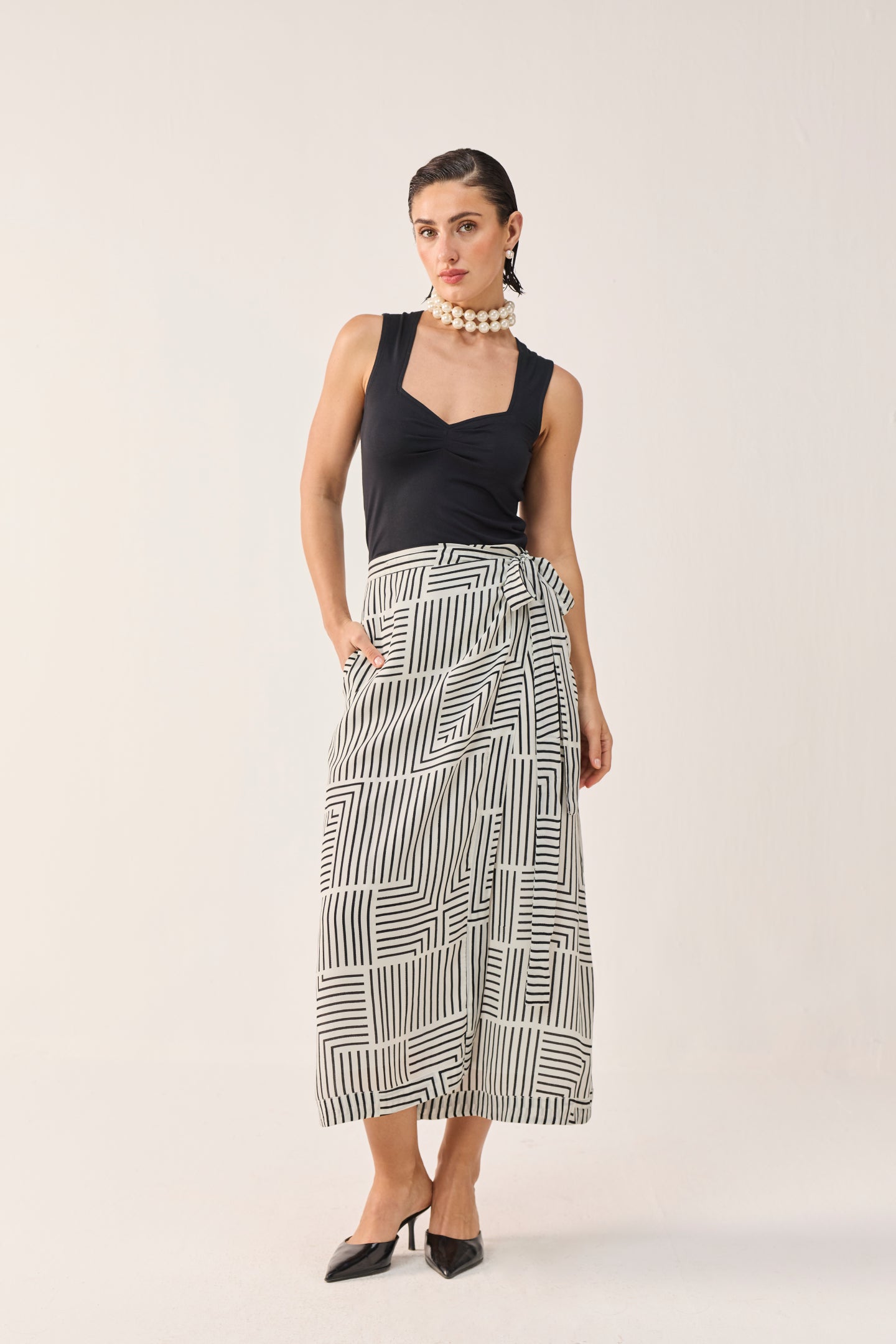 Reistor Regular Sweetheart Neck Top in Black paired with black and white geometric wide-leg pants, showcasing an elegant neckline and refined silhouette.