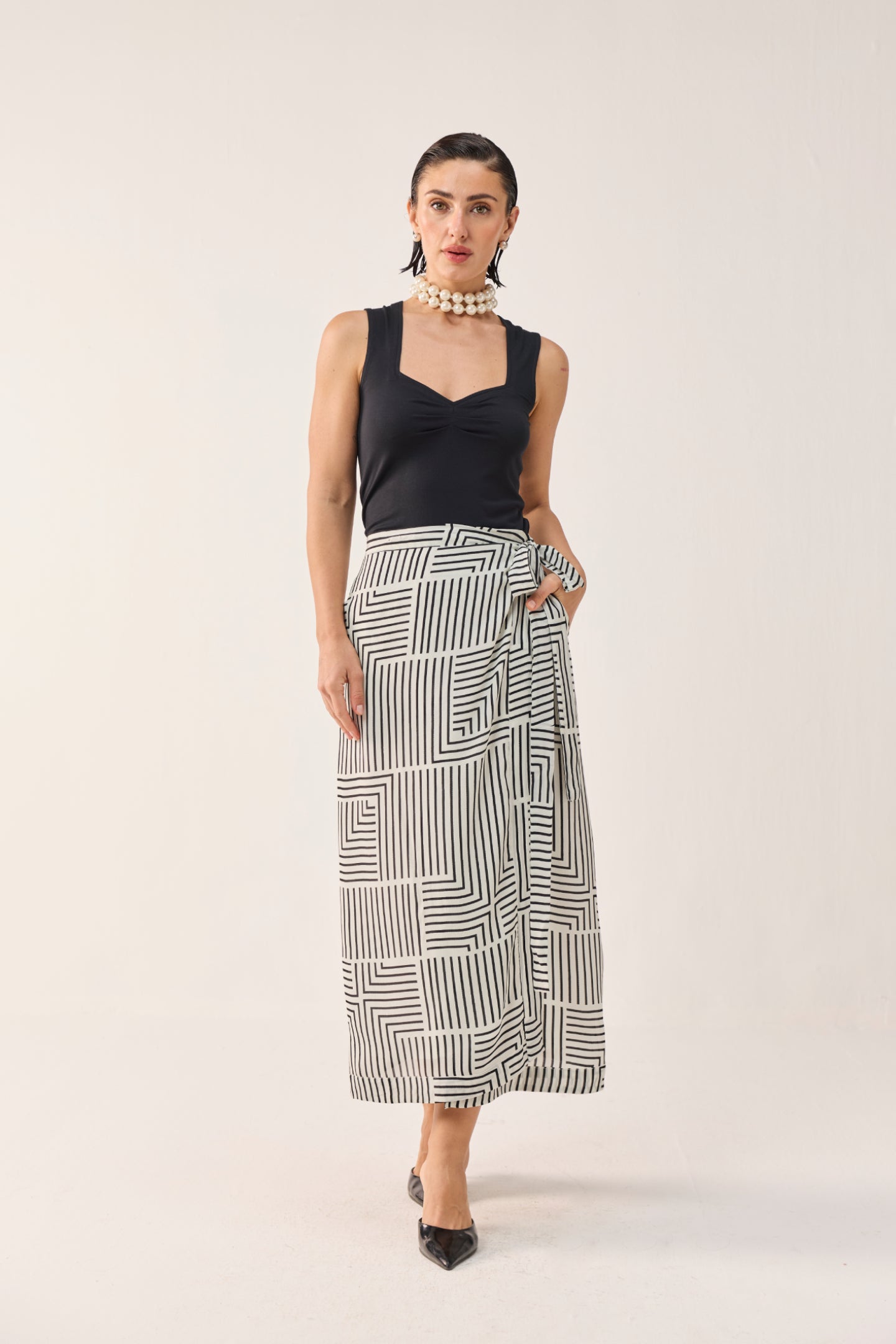 Reistor Regular Sweetheart Neck Top in Black worn with a black and white wrap skirt, featuring a clean, modern look for casual and everyday wear.