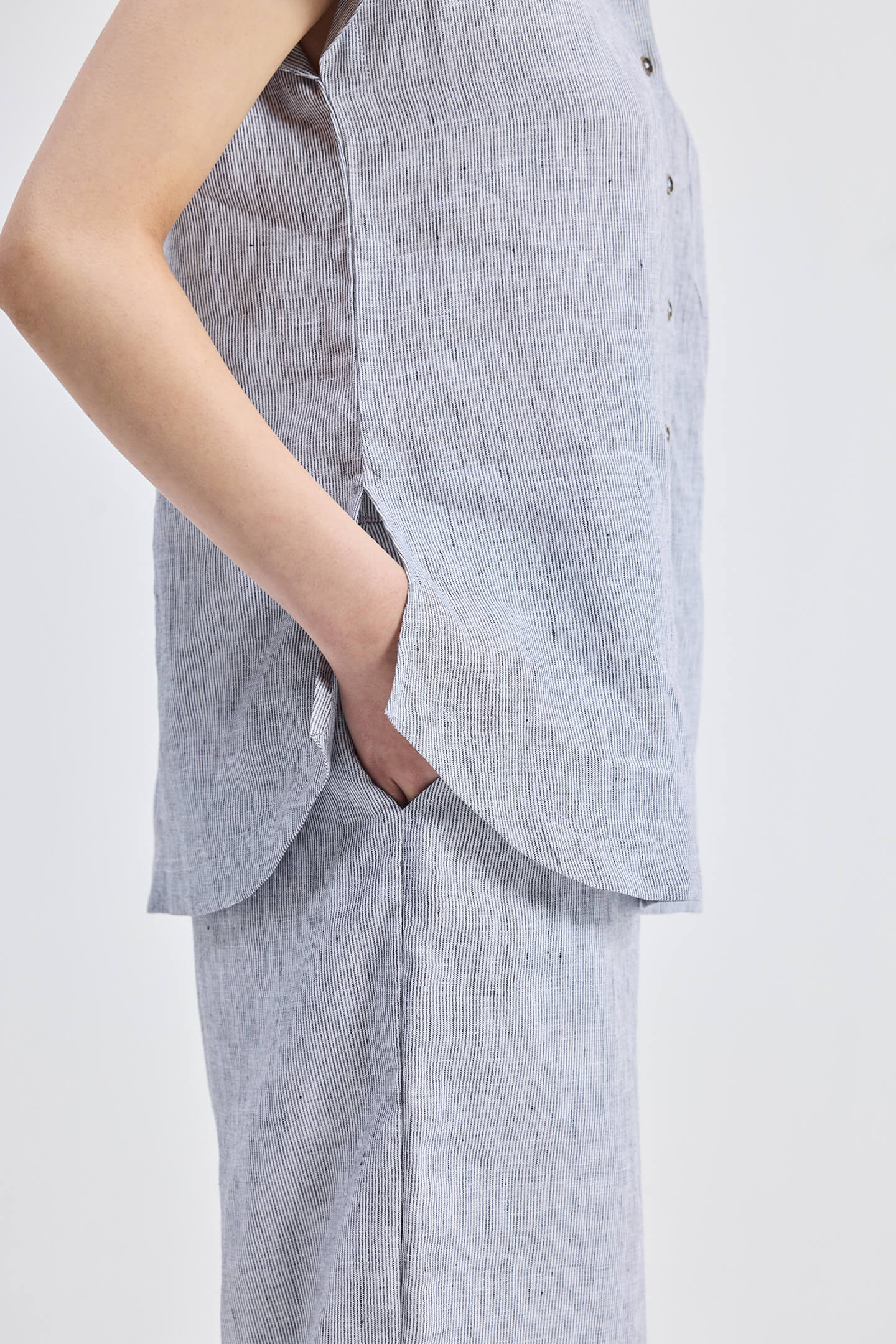 Chic and comfortable Relaxed-fit Shirt in Linen Stripes from reistor – ideal for eco-conscious summer fashion.