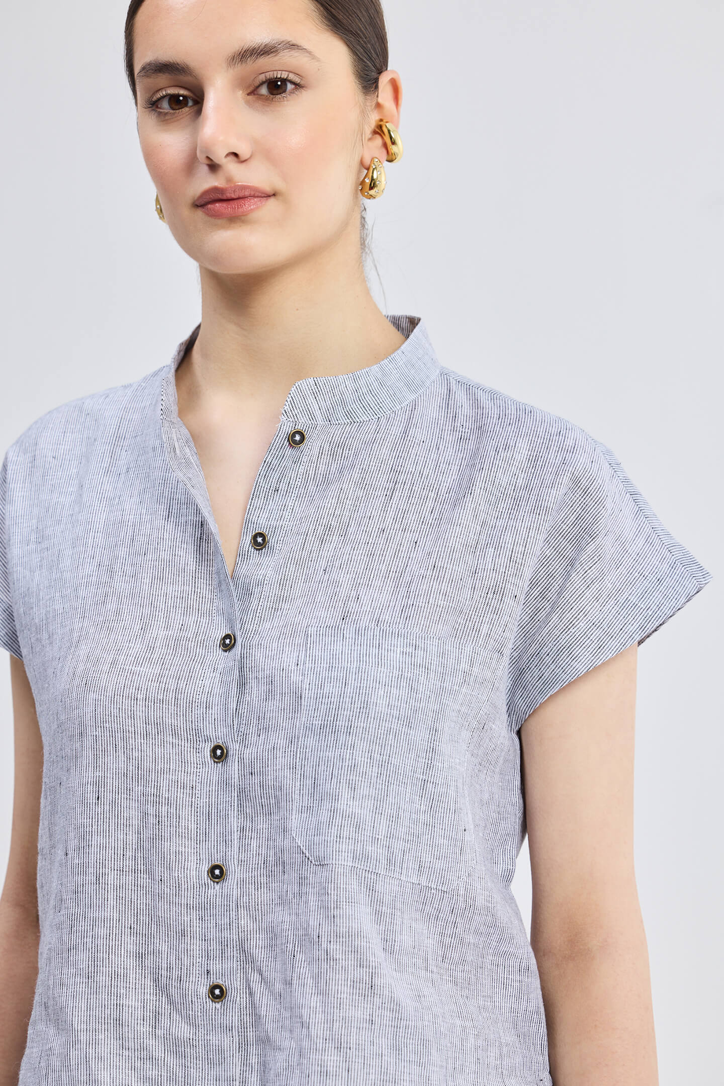 reistor Relaxed-fit Shirt in Linen Stripes – Sustainable grey striped linen top for a casual, relaxed look.