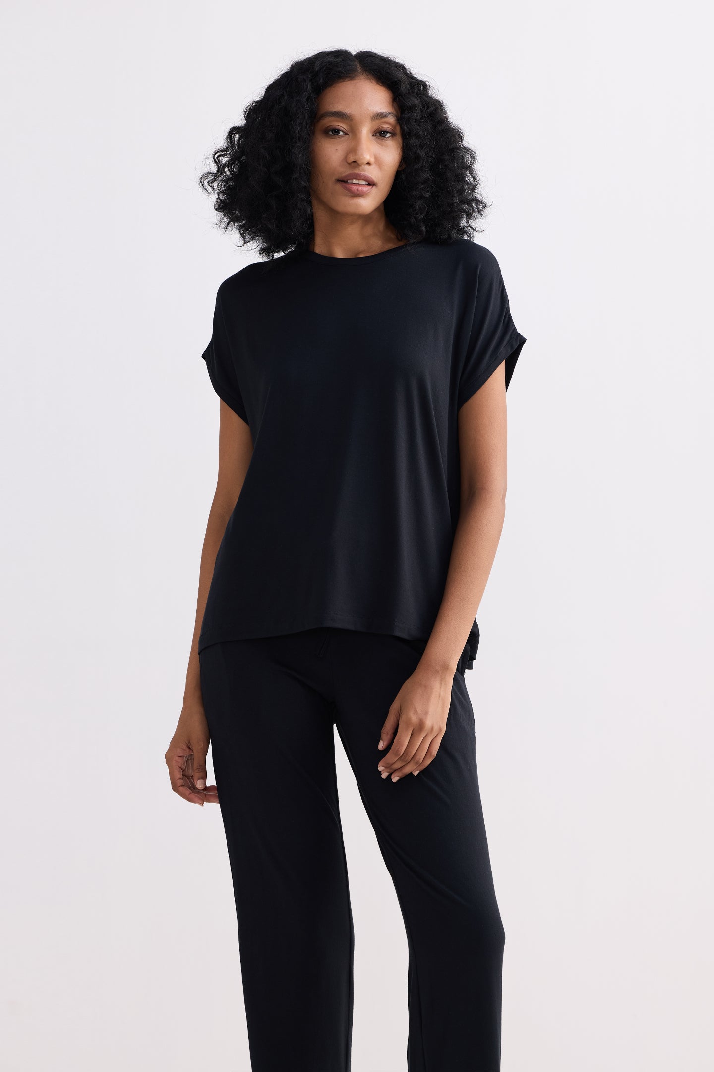 Relaxed Tee in Black Longshot