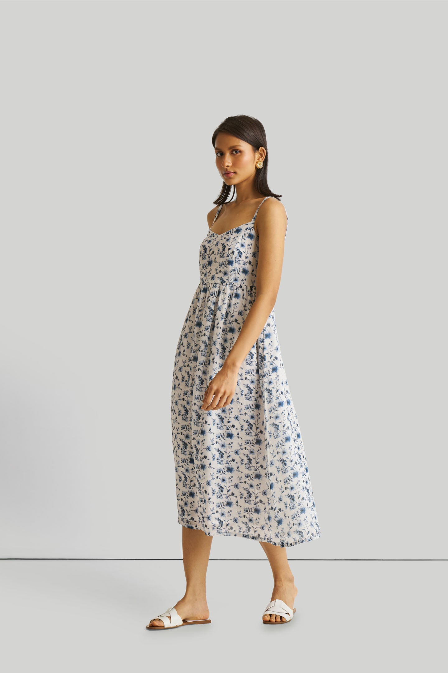 STRAPPYGATHEREDBLUEFLORALMIDIDRESS9