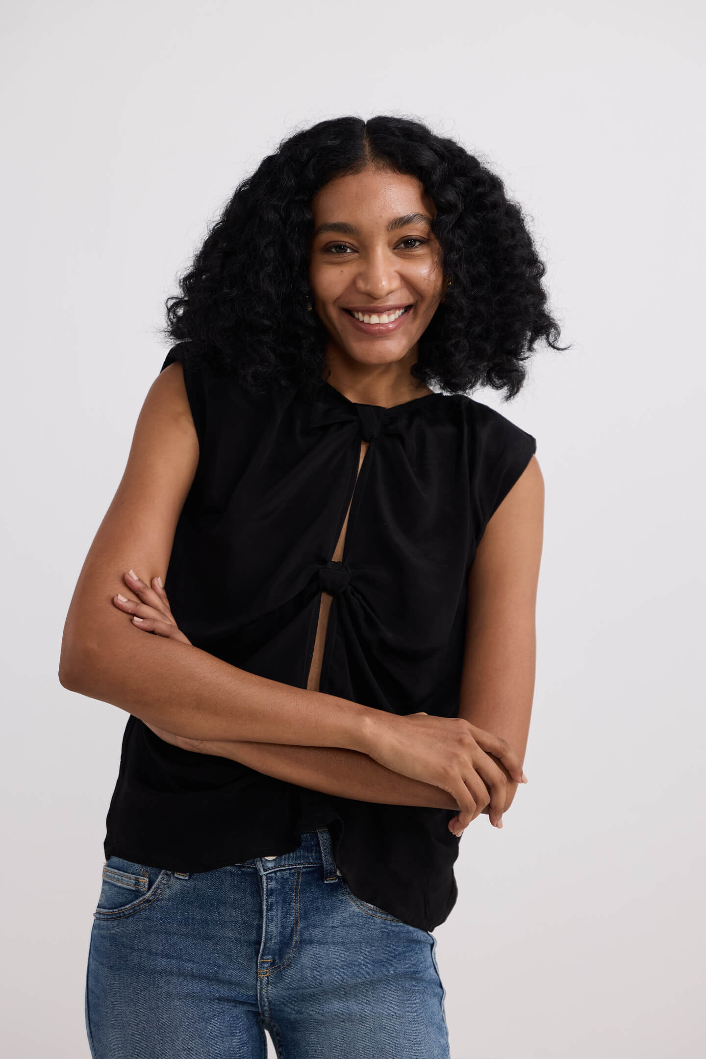 The Knot-so-Basic Top in Black Longshot