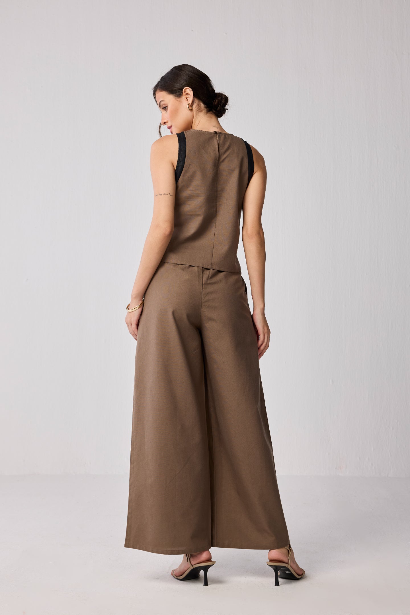 Matching Set with Wide-leg Pants and Colorblock Top in Brown