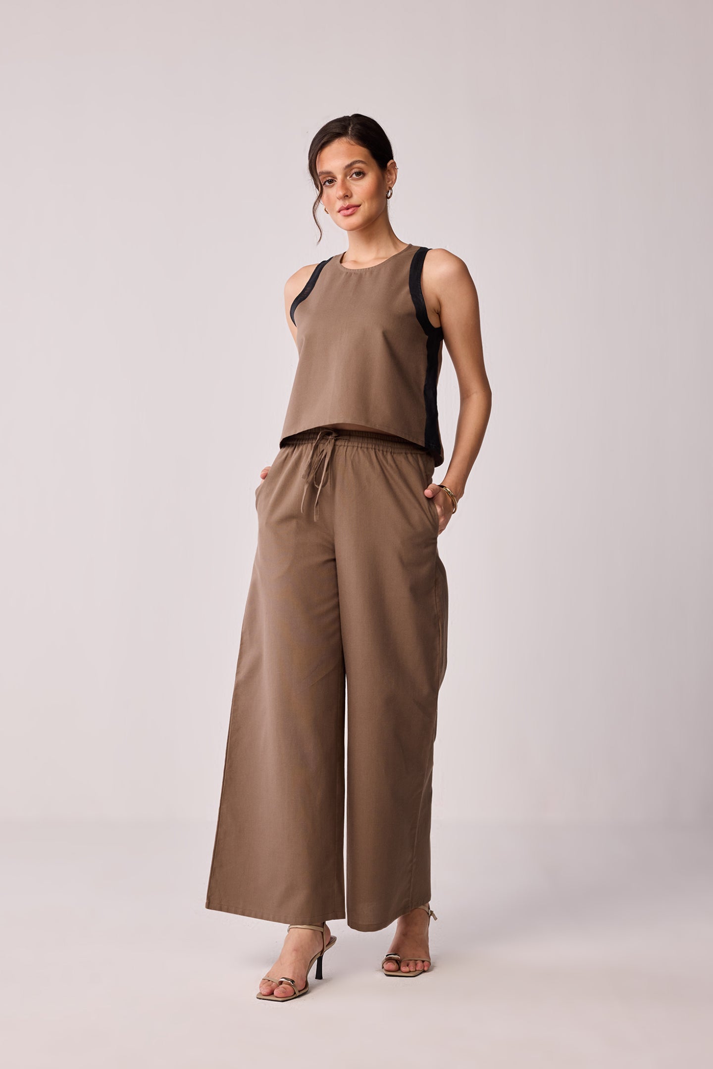 Matching Set with Wide-leg Pants and Colorblock Top in Brown