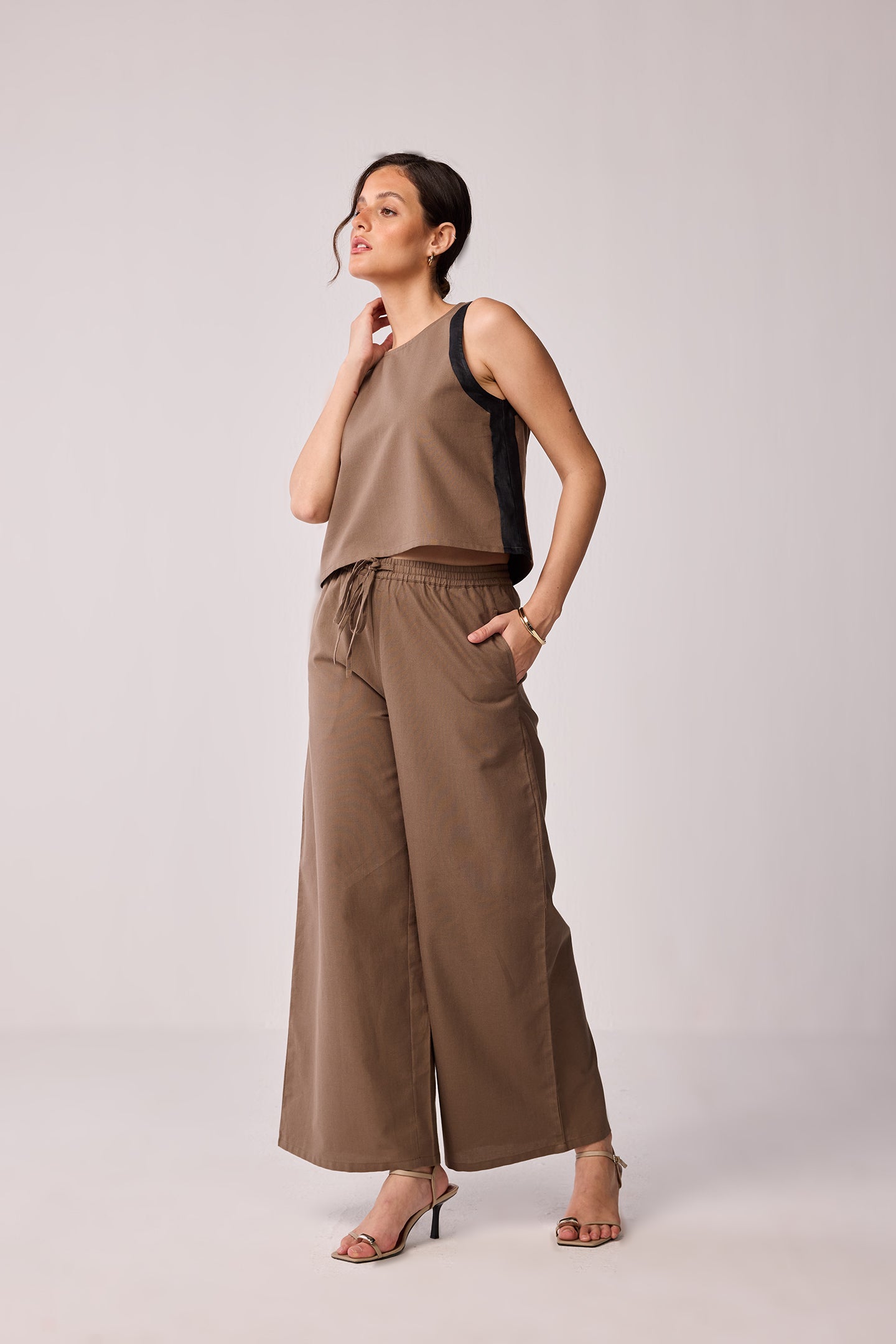 Matching Set with Wide-leg Pants and Colorblock Top in Brown