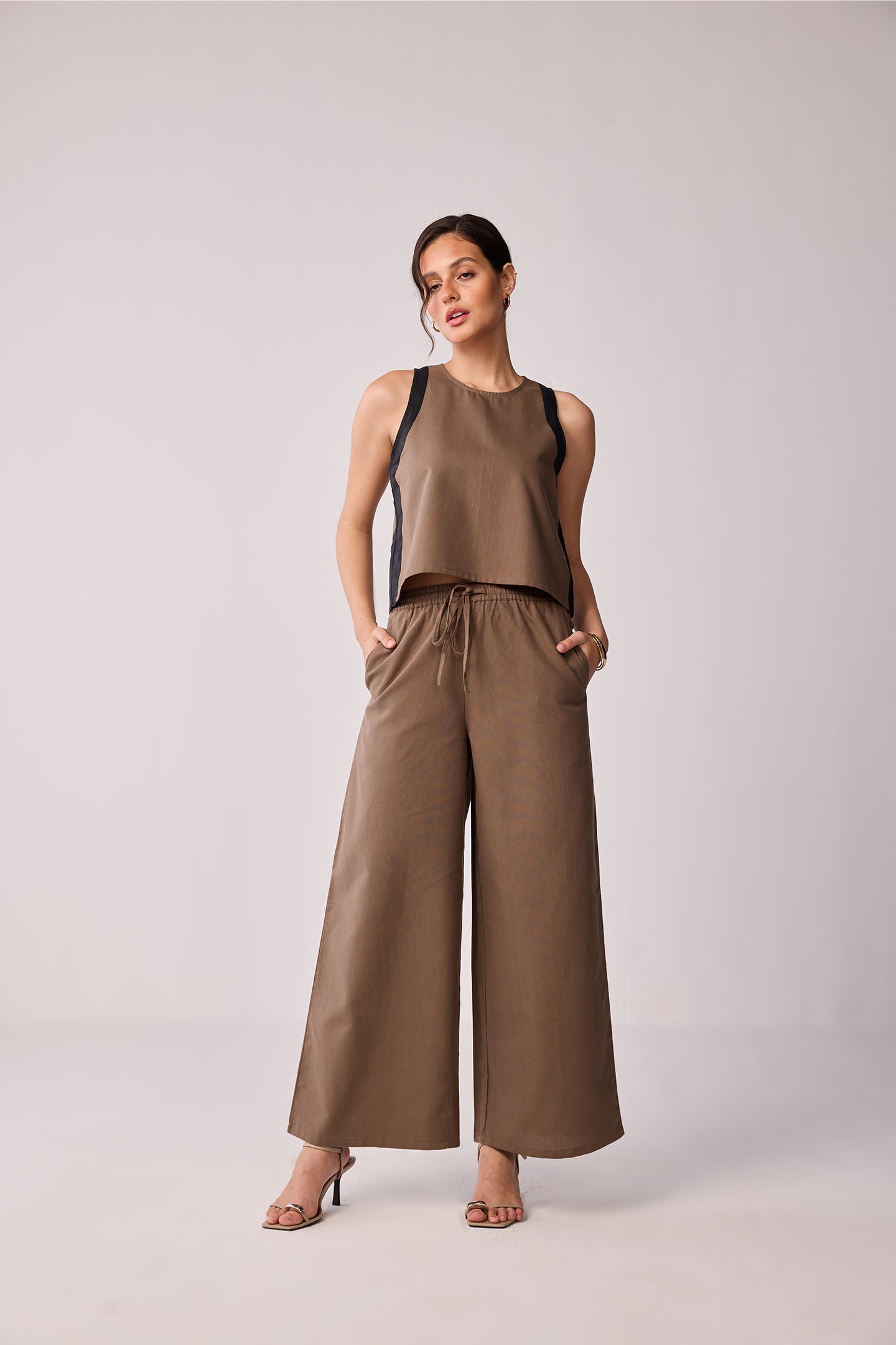 Matching Set with Wide-leg Pants and Colorblock Top in Brown