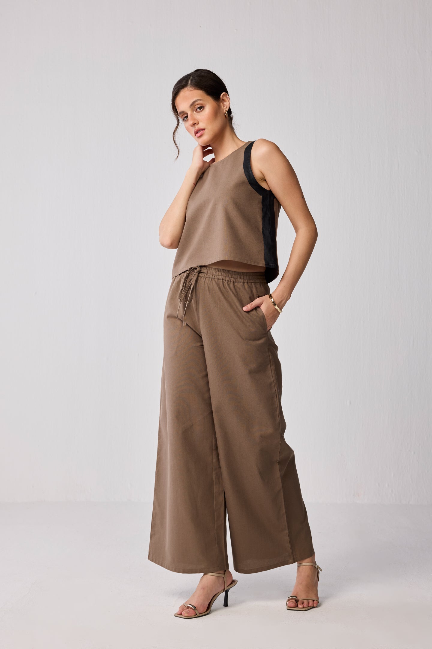 Matching Set with Wide-leg Pants and Colorblock Top in Brown