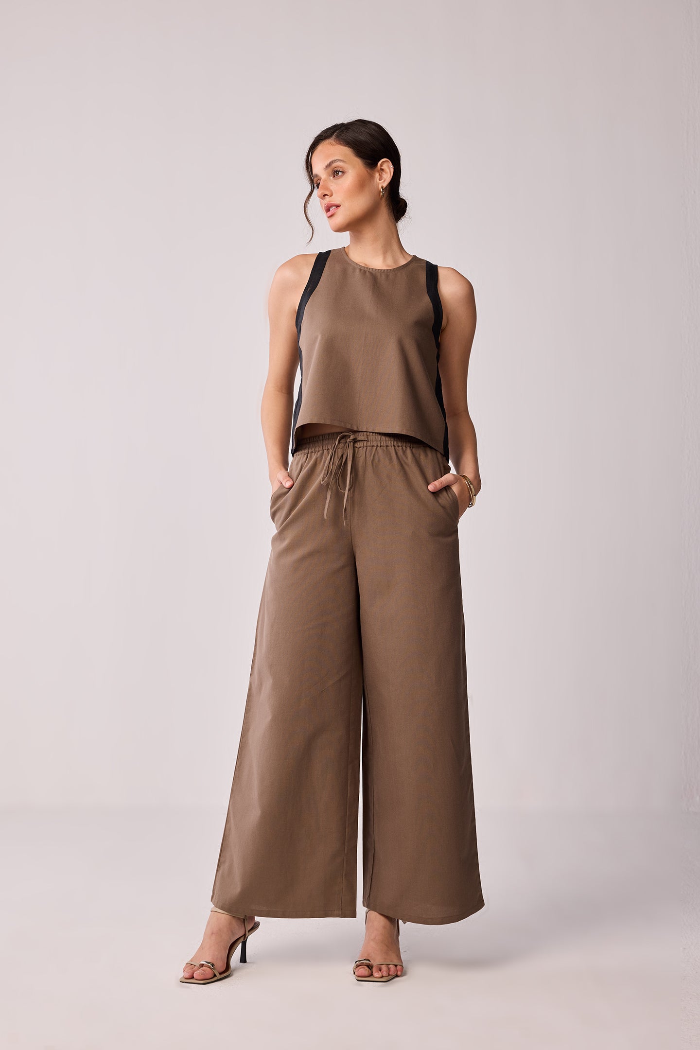 Matching Set with Wide-leg Pants and Colorblock Top in Brown