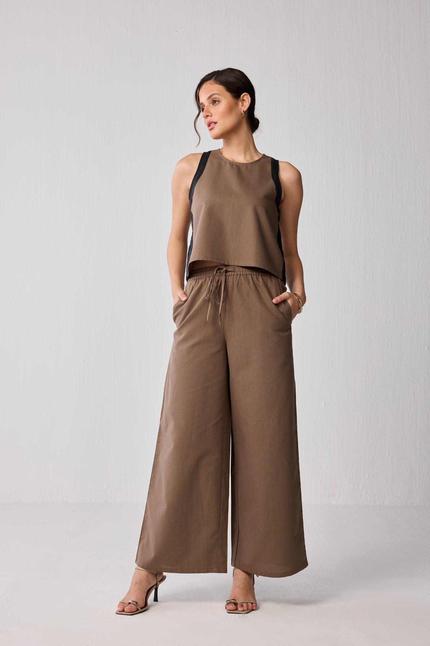 Matching Set with Wide-leg Pants and Colorblock Top in Brown