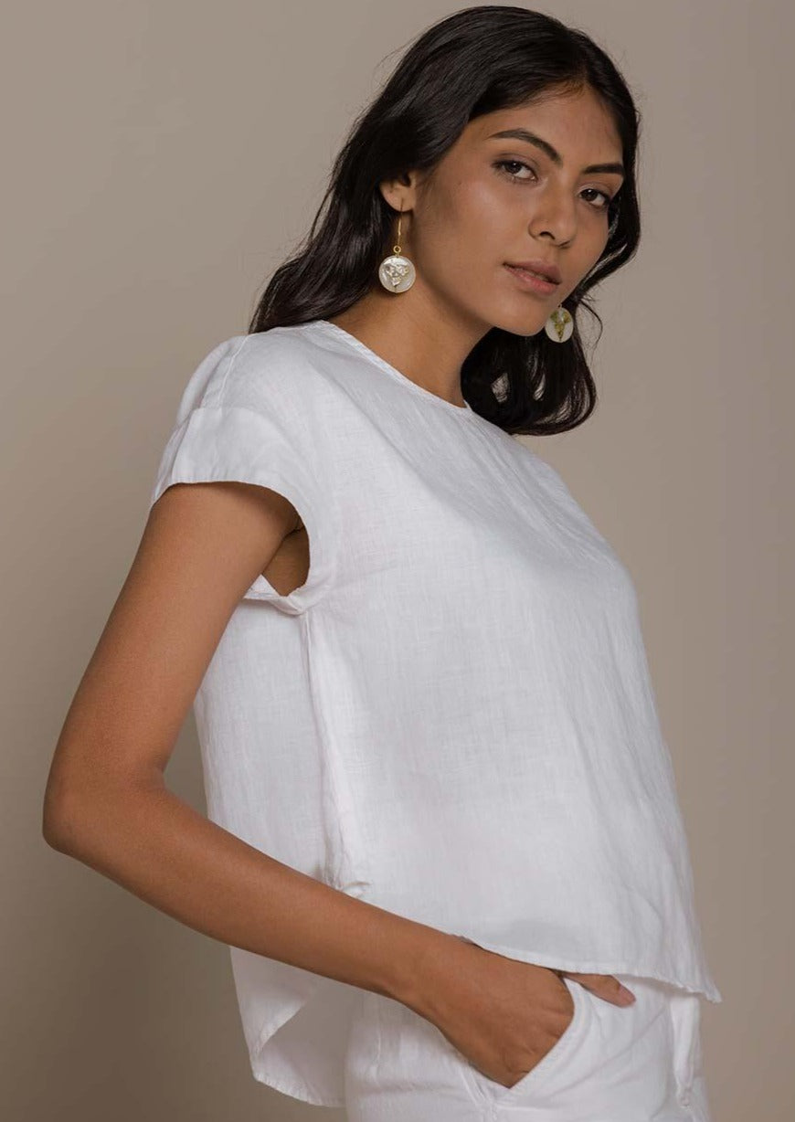 white mini sleeves top with a peephole back, timeless yet comfortable 