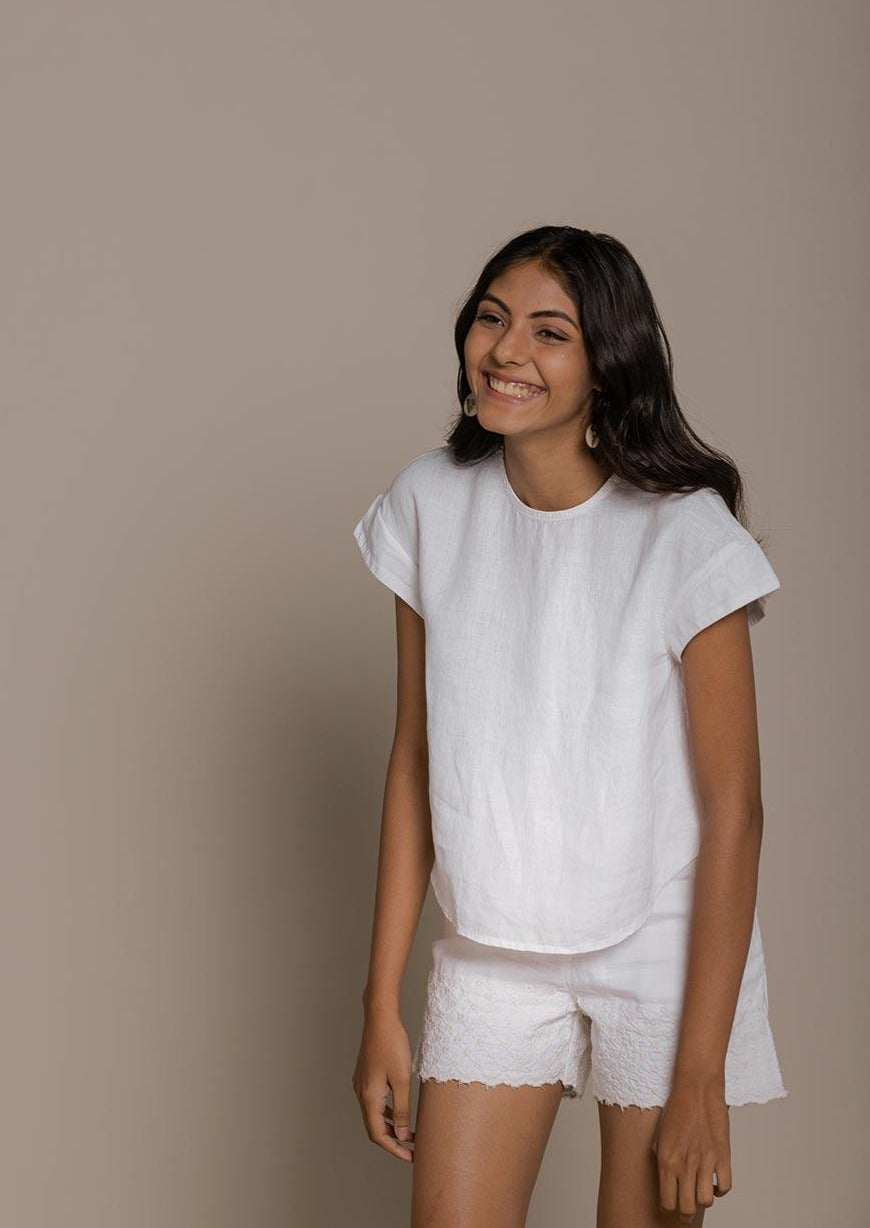 white mini sleeves top with a peephole back, timeless yet comfortable 