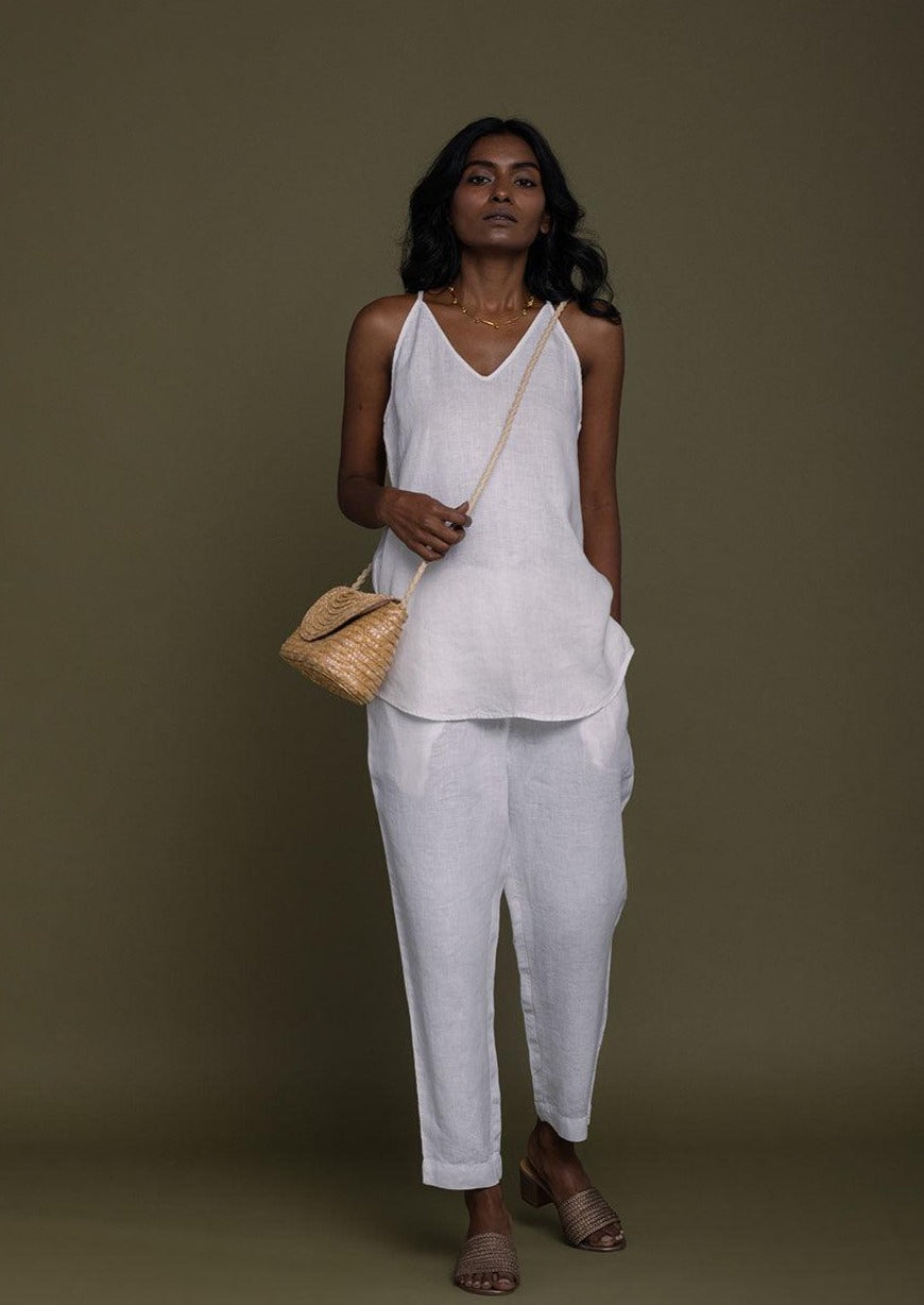 Comfortable white pants, with pockets and a drawstring at the waist.
