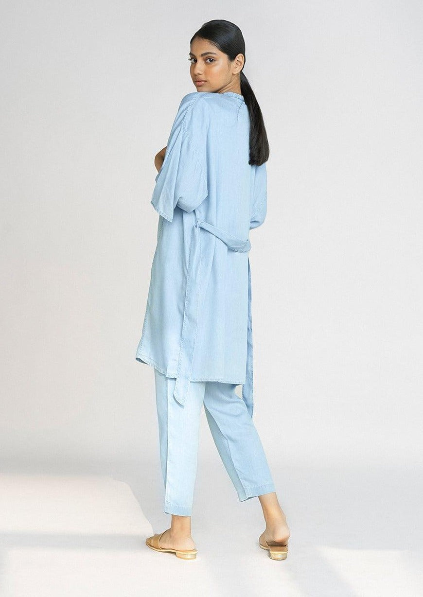 Back view of the Reistor Wrapped in Happiness Overlay in Ocean Blue, featuring a flowing silhouette, lightweight fabric and relaxed layering style.